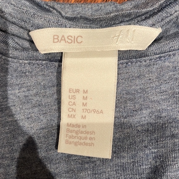 H&M T-Shirt - Picture 2 of 2